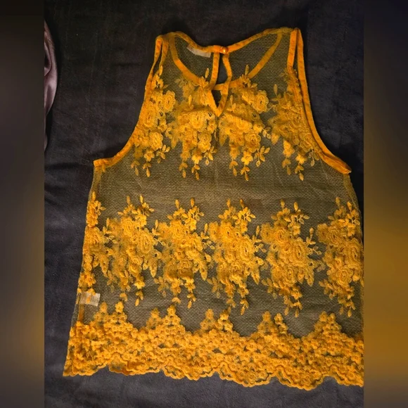 Vibrant Lace Sleeveless Blouse - Picture 2 of 4